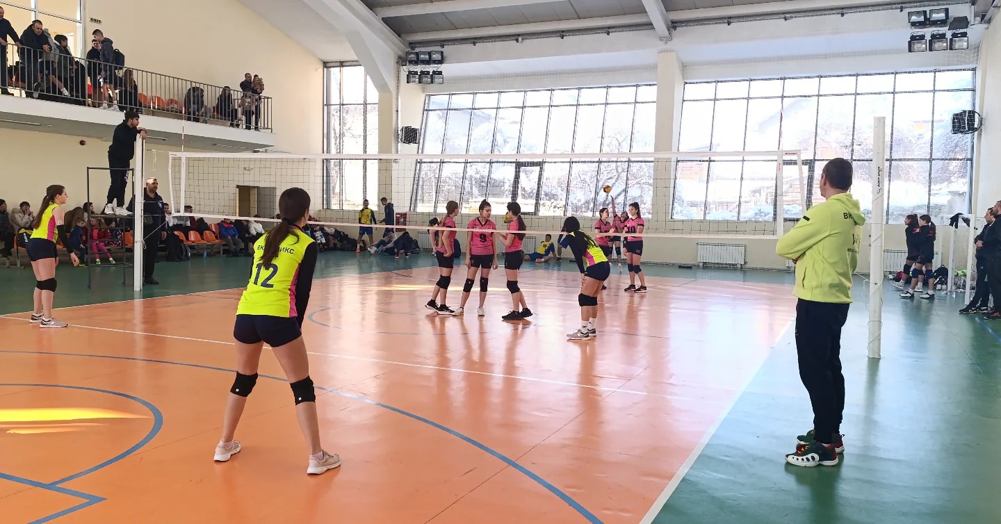 Volleyball Fenix Team playing practice matches