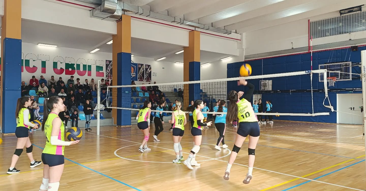 Volleyball Fenix Team playing practice matches