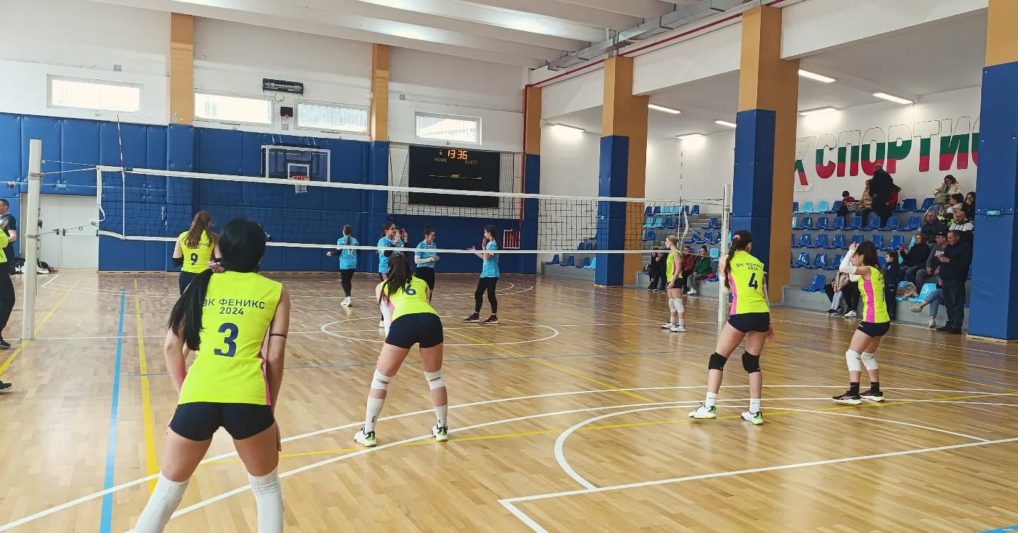 Volleyball Fenix Team playing practice matches