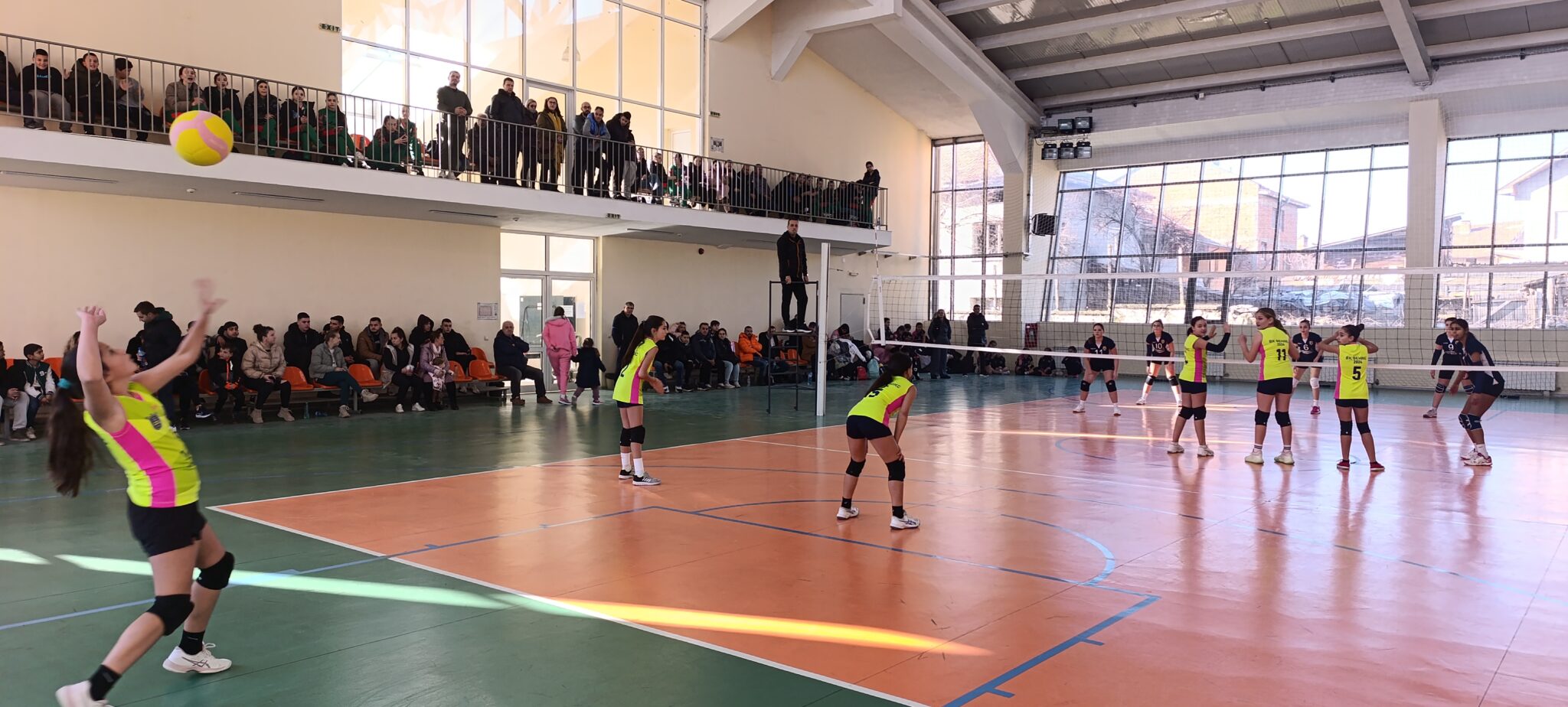 Mini Girls playing volleyball